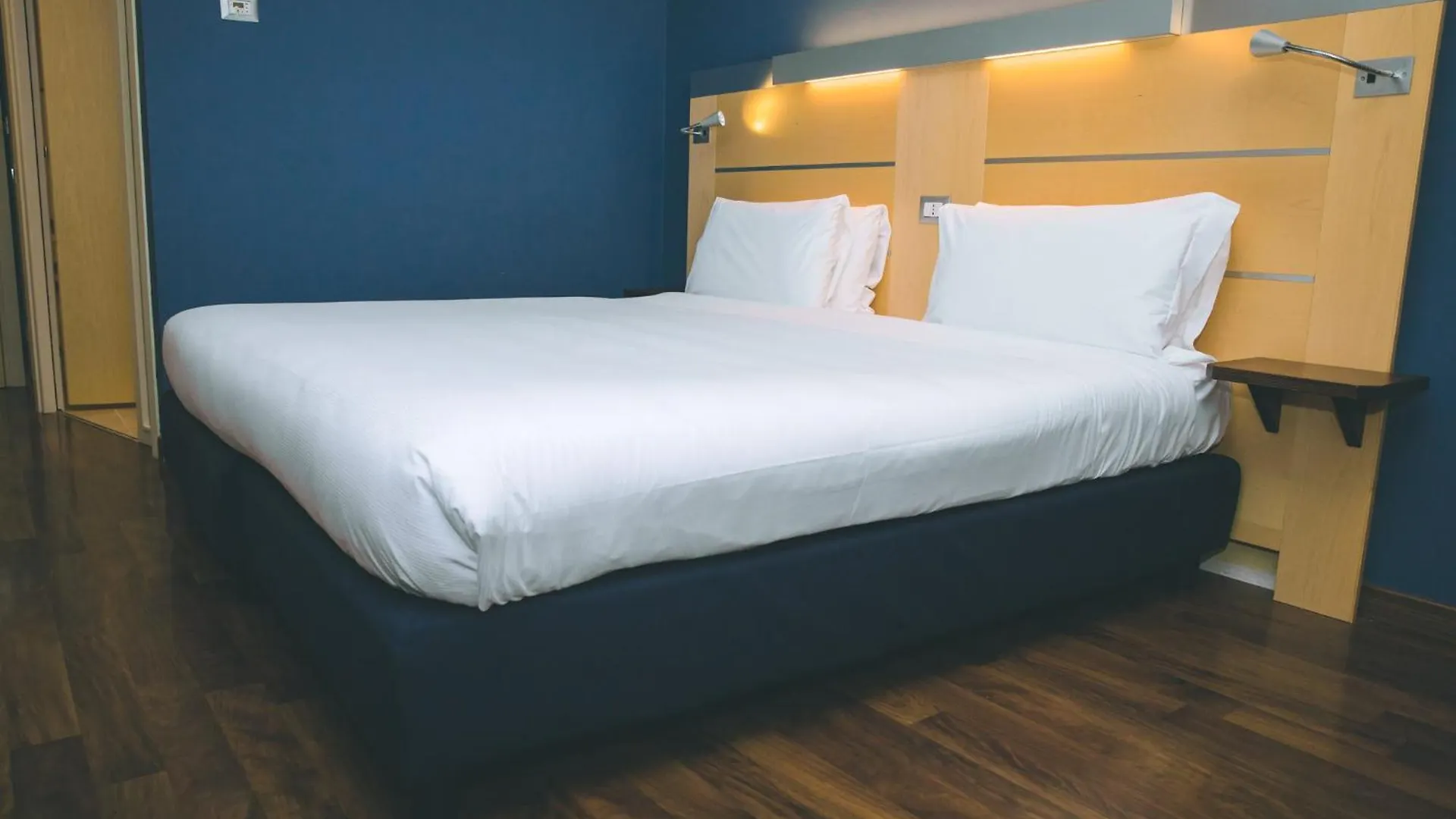 Holiday Inn Express Milan-Malpensa Airport By Ihg Somma Lombardo Hotel